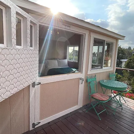 Glamping Hollywood Hills - Luxury Tiny House Hotel